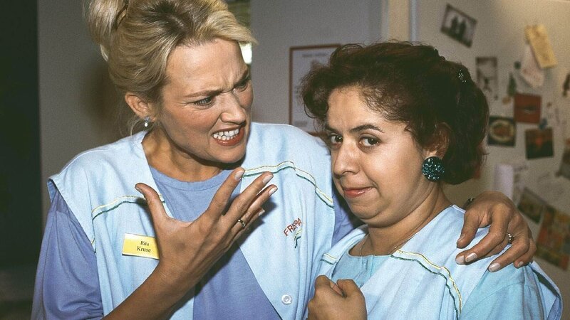 Rita (Gaby Köster, l.) platzt der Kragen! Gisi (Franziska Traub) soll ihren neuen Freund Frank in die Wüste schicken. Der nimmt sie doch nur aus! – Bild: MG RTL D