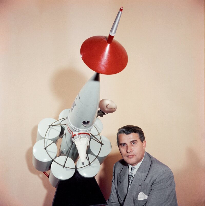 Wernher von Braun /​ Subject: Scientist Wernher Von Braun with model of moon rocket he designed. – Bild: Ralph Crane /​ Time & Life Pictures