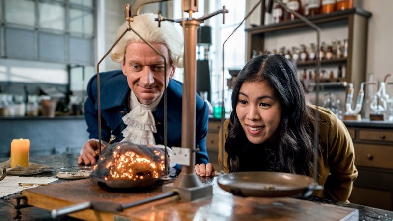 Mai Thi Nguyen-Kim trifft auf ihrer Zeitreise durch die Geschichte den Wissenschaftler Joseph Priestley. – Bild: ZDF