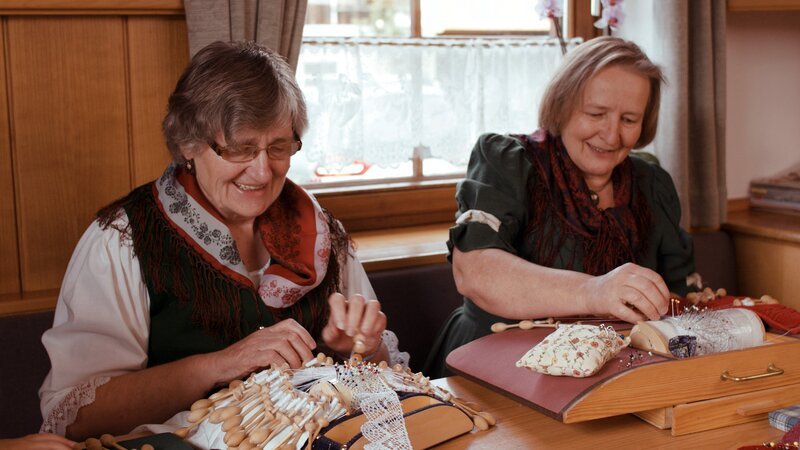 Bäuerinnen treffen sich regelmäßig um gemeinsam dem Handwerk des Klöppelns nachzugehen. – Bild: ORF/​EMB Film