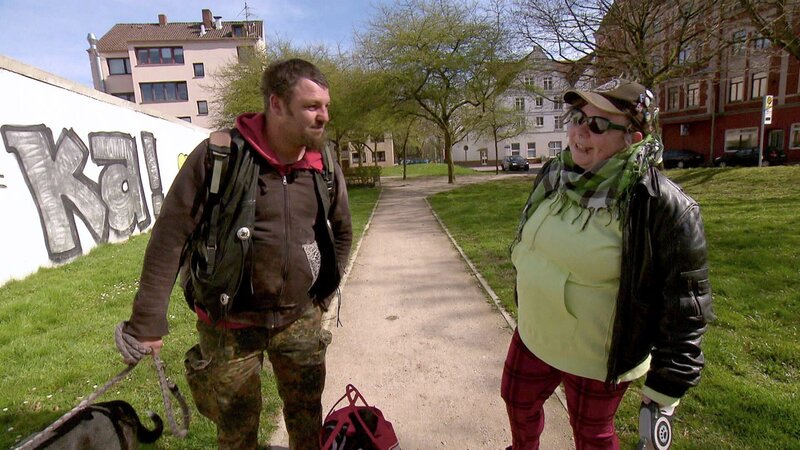 Paddy und Lausi bereiten derweil ihren Auszug vor. Allerdings fällt der Abschied insbesondere der psychisch angeschlagenen Lausi nicht leicht. – Bild: RTLZWEI