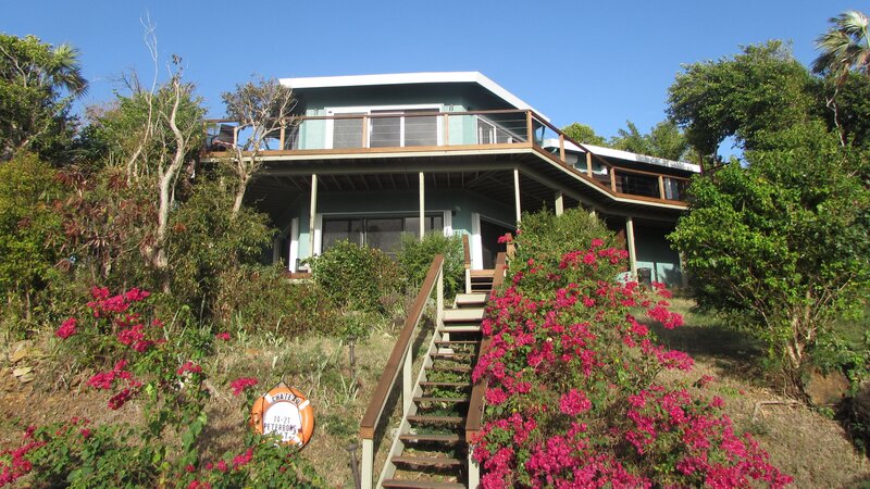 Exterior, Back of Chateau Nightwind property in St Thomas, USVI. As seen on HGTV Caribbean Life – Bild: HGTV /​ Discover Images /​ Discovery Communications