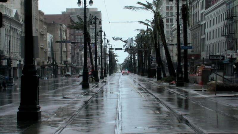A police car drives through the empty streets of New Orleans after Hurricane Katrina. – Bild: National Geographic