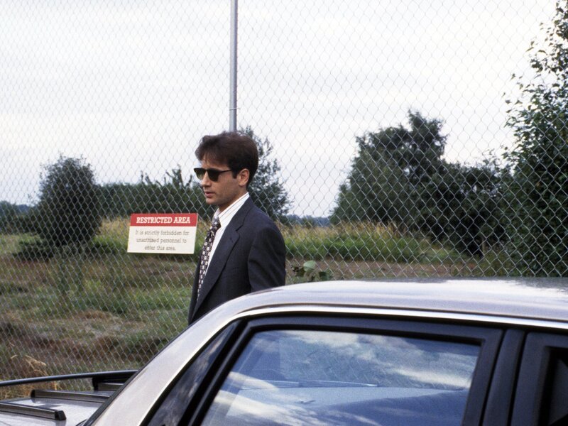 FBI-Agent Mulder (David Duchovny, l.) trifft zwei junge Leute, die meinen, UFOs über Ellens Airbase gesehen zu haben … – Bild: Twentieth Century Fox Film Corporation FBI-Agent Mulder (David Duchovny, l.) trifft zwei junge Leute, die meinen, UFOs über Ellens Airbase gesehen zu haben … – Bild: Twentieth Century Fox Film Corporation