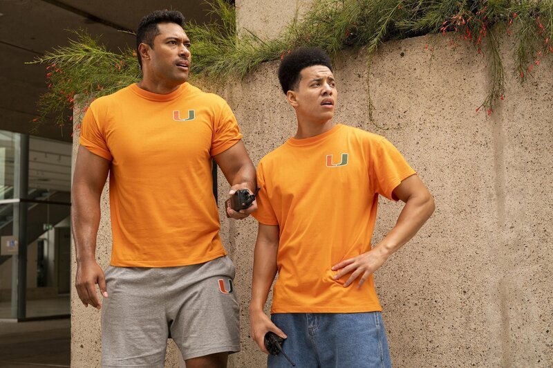 Dwayne Johnson (Uli Latukefu, l.); Hopkins (Dominic Goodman, r.) – Bild: Universal Television LLC