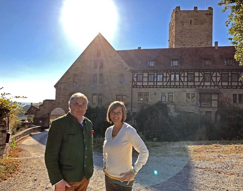 Erbgraf zu Neipperg mit Moderatorin Annette Krause vor der Burg Neipperg. – Bild: SWR/​Kerstin Raddatz