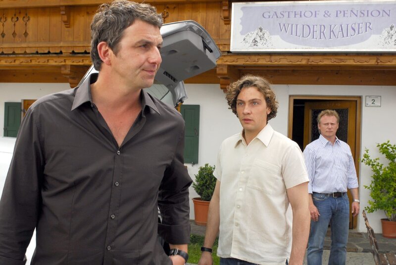 Sebastian (Leander Lichti, m.) will die Hochzeit platzen lassen, da er sich der Treue seiner Verlobten Marja nicht mehr sicher ist. Doch Martin (Hans Sigl, li.) glaubt an Marjas Unschuld. Im Hintergrund: Jörg Dreiseitl (Konstantin Graudus). – Bild: ORF/​ZDF/​Hans
