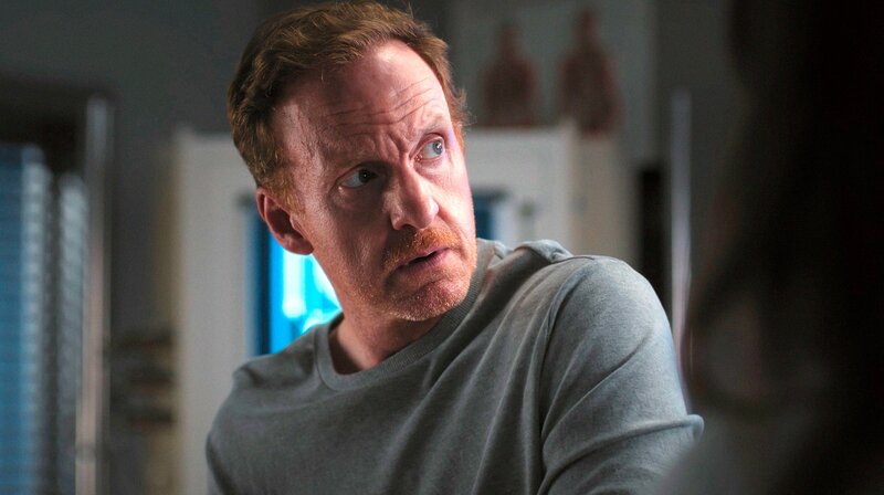 Der Bauarbeiter Hauke Stankowski (Mathias Junge) wird nach einem Kreislaufkollaps im Johannes-Thal-Klinikum untersucht. – Bild: ARD/​Jens-Ulrich Koch