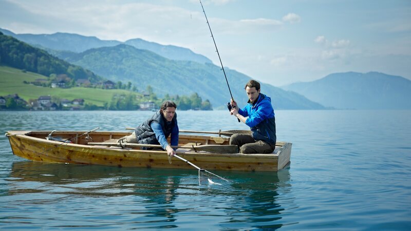 Samuel und Roman Auer auf dem Fischerboot am Attersee. – Bild: ORF/​WEGA Film/​Martin Stoni