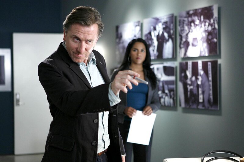 Dr. Cal Lightman (Tim Roth) und Ria Torres (Monica Raymund) ermitteln in einem Mordfall der Rapper-Szene. – Bild: RTL /​ FOX