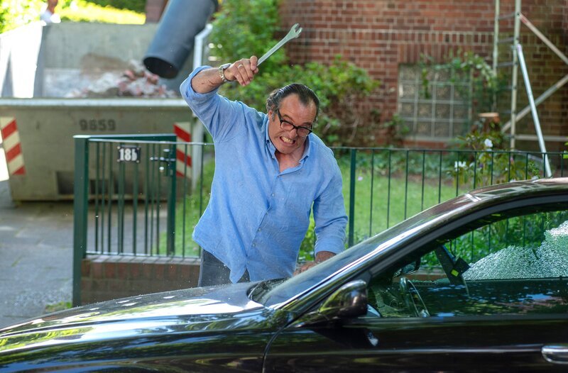 Helmut Brehm (Joachim Raaf) lässt seine Wut an Björn Rothes Wagen aus. – Bild: ARD/​Thorsten Jander