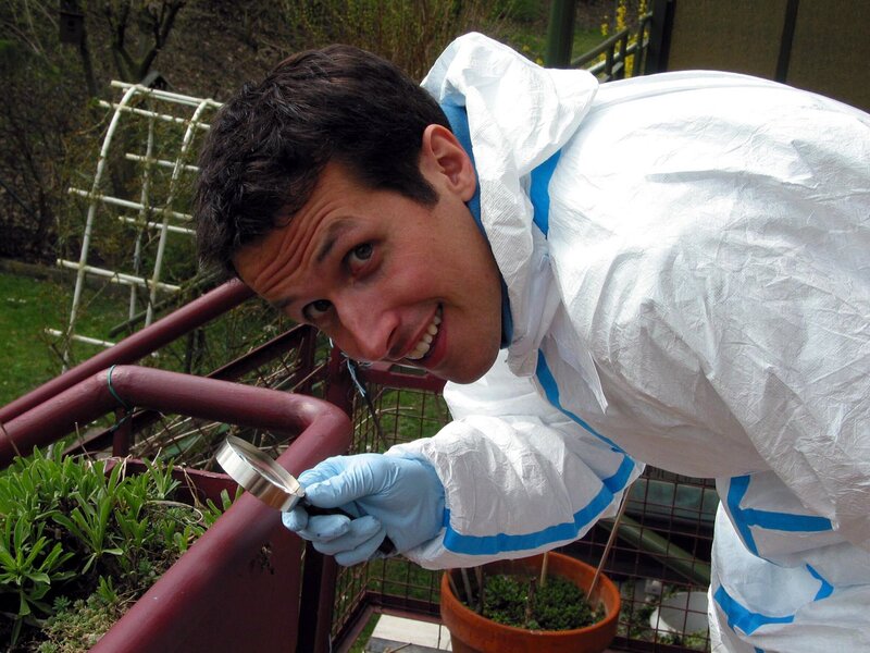 Willi Weitzel mit der Lupe auf der Suche nach Spuren, nachdem in dem Reihenhaus eingebrochen wurde. – Bild: BR/​megaherz