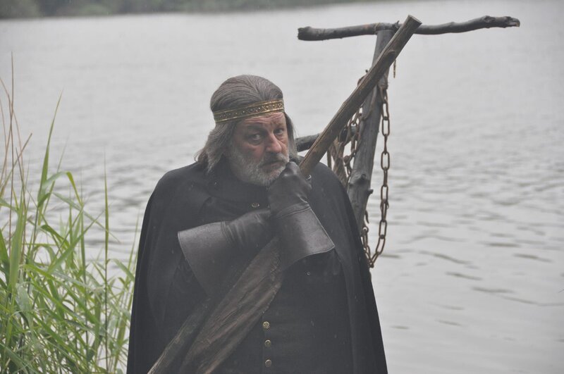 Der König (Leonhard Lansink) entgeht seiner gerechten Strafe nicht. Erzählt wird von Hans, der als Glückskind geboren scheint: Die Prophezeiung, dass er eines Tages die Tochter des Königs heiraten wird, liegt ihm schon in der Wiege. Doch immer und immer wieder will sich die Weissagung, die der raffgierige König früh und mit Entsetzen in Erfahrung bringt, nicht erfüllen. Dem Landesherrn graut es vor einem Hungerleider als Schwiegersohn, und so trachtet er Hans nach dem Leben. Zwei Anschläge scheitern, mit dem dritten aber erhofft sich der König einen durchschlagenen Erfolg. Die Hand der Prinzessin, so befiehlt er, gewinne Hans nur, wenn es ihm gelingt, die drei goldenen Haare des Teufels herbei zu schaffen! Hans nimmt die Aufgabe an. Ein Falke, der ihm seit Kindesbeinen zur Seite steht, begleitet und lenkt die Reise ins Unbekannte. Tief im Herzen der Unterwelt gewinnt Hans im Sturm des Teufels Großmutter für seine Zwecke und steht schließlich vor dem alles entscheidenden Duell mit dem feuerroten Fürsten der Hölle. – Bild: ZDF und Angret Phen