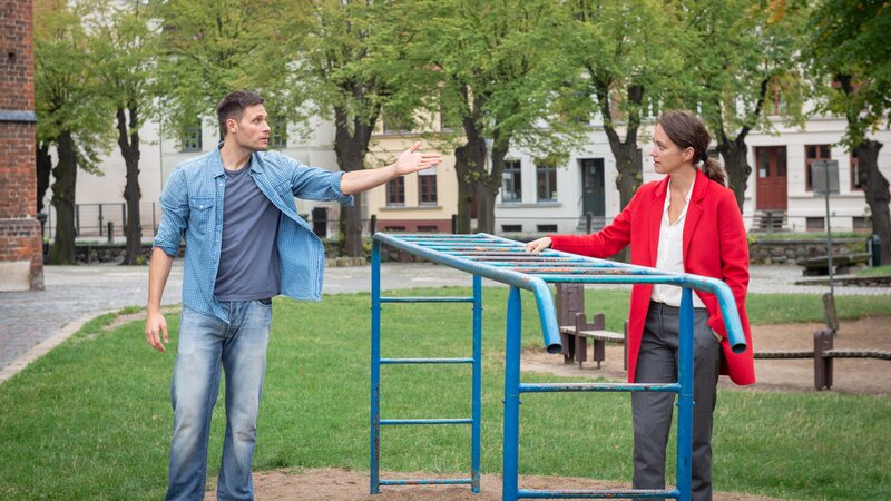 Auch Jan Breede (Martin Bergmann, l.) gerät unter Verdacht. Der Ex-Mann der Toten hat ein echtes Wutproblem und will offenbar nicht wahrhaben, dass die Beziehung beendet ist. Karoline Joost (Nike Fuhrmann, r.) braucht ihren ganzen Spürsinn – ist Jan Breede nur ein aggressiver Typ oder ist er tatsächlich ein Mörder? – Bild: ZDF/​Marc Meyerbröker