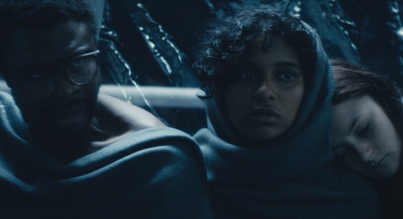 Keith (Sylvain Mabe), Hatice (Safinaz Sattar, M.) und Ella (Lea van Acken) geraten in Gefangenschaft. – Bild: Syrreal Entertainment, Christian /​ ZDF