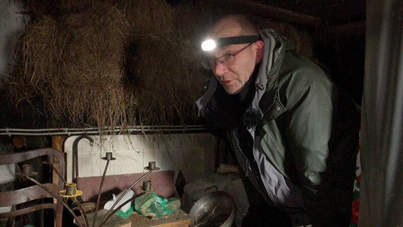 Nachlasspfleger Randolf Pietz sucht auf dem Dachboden eines alten Hauses. – Bild: RTL /​ TVN FACTUAL ENTERTAINMENT