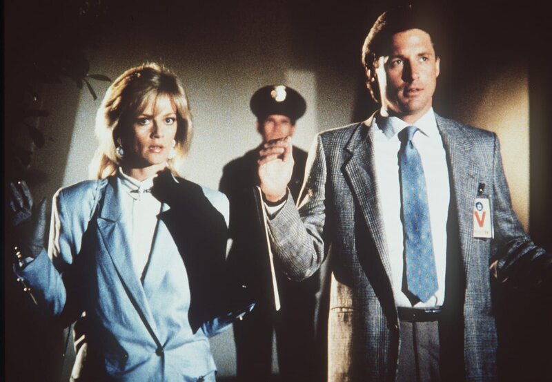 Francine (Martha Smith, l.) und Lee (Bruce Boxleitner, r.) werden von der amerikanischen Polizei wegen Landesverrats festgenommen. Können sie ihre Unschuld beweisen? – Bild: CBS Television