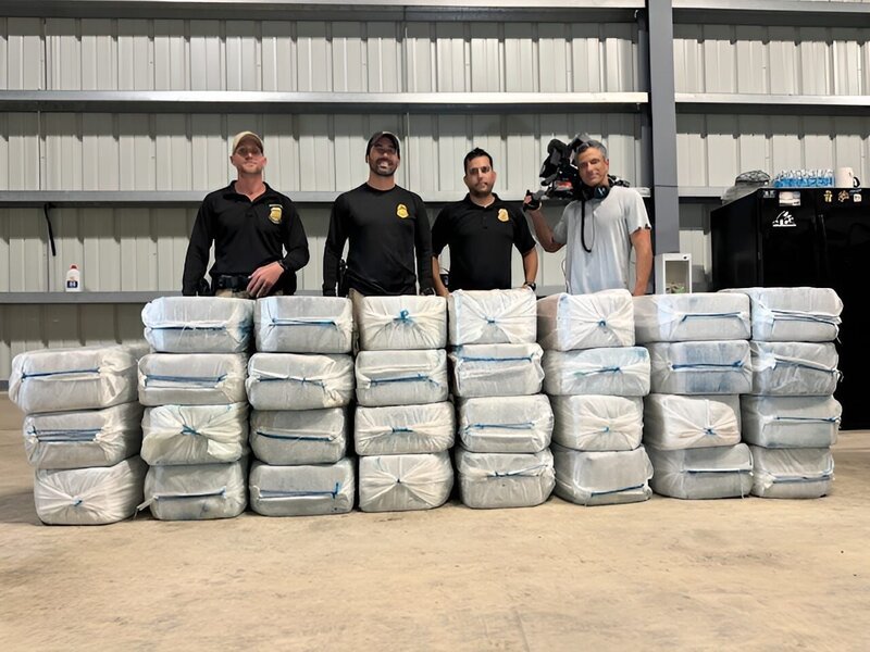 CBP-AMO-Agenten stehen hinter den Drogen, die sie in Fajardo, P.R., beschlagnahmt haben. – Bild: Lucky 8 TV/​Ivan Leon