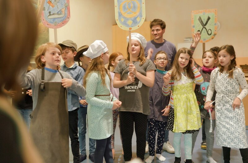 Frank Seibert (hinten, Mitte) im Theaterstück der dritten Klasse – ganz normaler Unterricht an der Waldorfschule Rottweil. – Bild: SWR