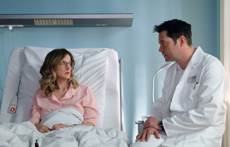 Philipp Brentano (Thomas Koch, li.) und Kai Hoffmann (Julian Weigend, re.) werden auf ihrer morgendlichen Joggingrunde fast von einem Auto überfahren. – Bild: MDR/​Sebastian Kiss