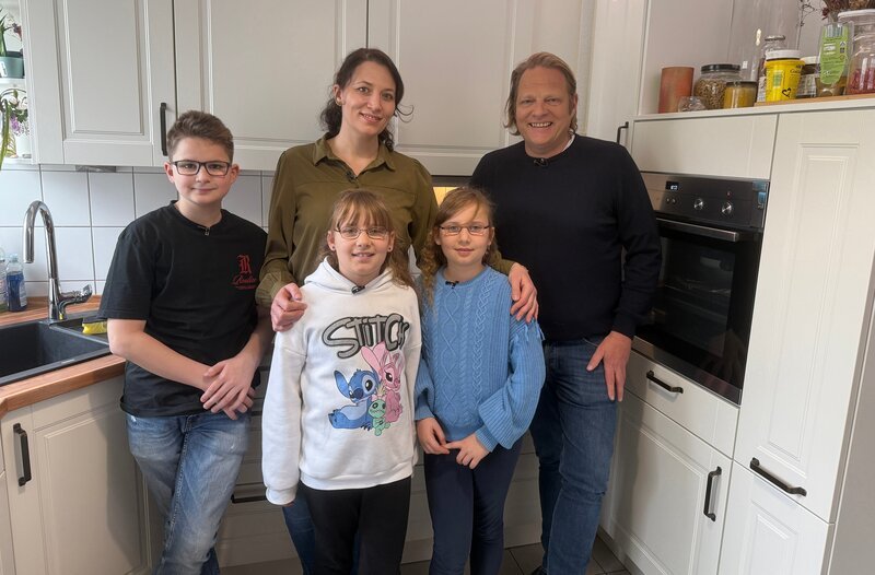 Anna (vorne rechts) und Sophie (vorne links) lernen von Spitzenkoch Björn Freitag nützliche Tricks und Tipps für die Küche. Hintere Reihe v.l.n.r.: Paul, Mutter Meral, Björn Freitag – Bild: WDR/​solis TV/​Melanie Grande