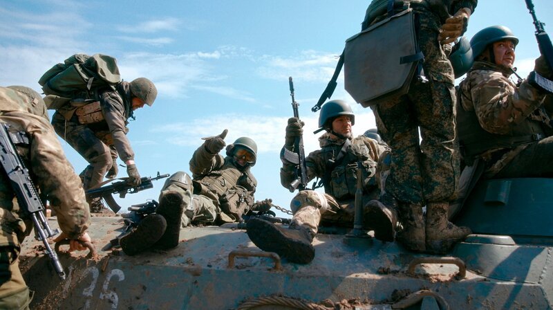 Russische Soldaten auf dem Weg zur Front; hr-fernsehen DER KRIEG GEGEN DIE UKRAINE – AN PUTINS FRONTLINIEN, Ein Film von Sean Langan, am Donnerstag (17.10.24) um 23:45 Uhr. Russische Soldaten auf dem Weg zur Front © HR/​NDR/​Sean Langan/​ Tiger Nest Films, honorarfrei – Verwendung gemäß der AGB im engen inhaltlichen, redaktionellen Zusammenhang mit genannter HR-Sendung bei Nennung „Bild: HR/​NDR/​Sean Langan/​ Tiger Nest Films“ (S2). HR/​Pressestelle, Tel: 069/​155⁠–⁠4954 – Bild: HR/​NDR/​Sean Langan/​Tiger Nest Films