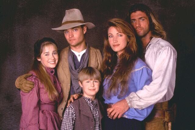 (4.-6. Staffel) – Müssen immer wieder gegen das Vorurteil ankämpfen, eine Frau könne keine gute Ärztin sein: Dr. Quinn (Jane Seymour, 2.v.r.) und Byron Sully (Joe Lando, r.) mit den drei Waisenkindern Matthew (Chad Allen, 2.v.l.), Colleen (Jessica Bowman, l.) und Brian (Shawn Toovey, M.) … – Bild: Sat.1 Gold