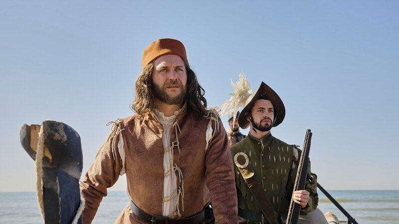 Amerigo Vespucci (Michele Guidi) erkundet mit Helfern (Komparsen) den neuen Kontinent. – Bild: Thomas Bresinsky /​ ZDF