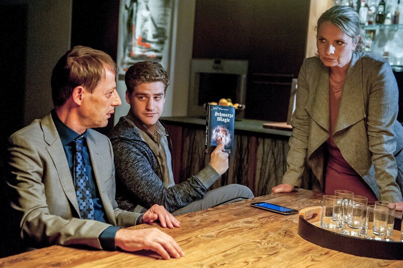 Im Bild (v.li.): Luc Feit (Bert Michalik), Ronny Herman (David Hornik), Susanne Michel (Dora Wölfel). – Bild: ORF/​BEO-Film/​Stefanie Leo