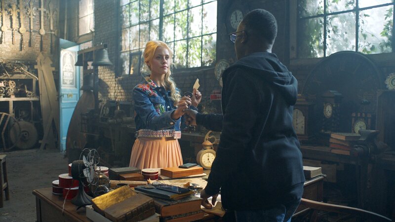 Lena (Jessica Lord, l.) braucht eine Information von Oscar (Edward Kagutuzi, r.). – Bild: KiKA