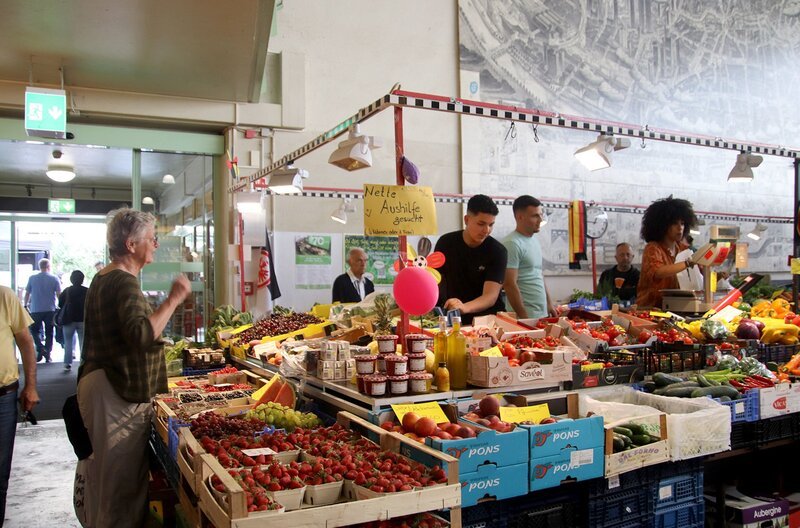 Mitten im Herzen der Frankfurter Innenstadt bringt die Kleinmarkthalle seit dem späten 19. Jahrhundert Händler und Genießer ganz verschiedener, hochwertiger Lebensmittel zusammen. – Bild: Irene Brauninger