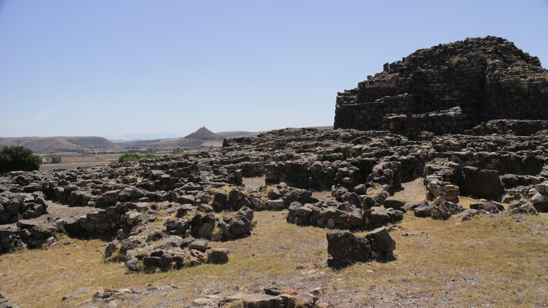 Su Nuraxi ist die am besten erhaltene Groß-Nuraghe in Sardinien. – Bild: ZDF und SWR/​Holger Schüppel