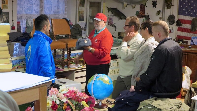 Von links: Trödel-Experte Mauro Corradino, Gerhard, Jaap, Martell und Jan in Gerhards Globetrotter-Museum, das er eigens für Souvenirs aus 112 Ländern eröffnet hat. – Bild: RTL Zwei