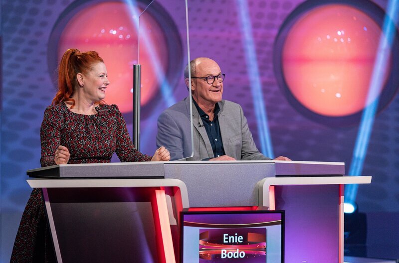 Entertainerin Enie van de Meiklokjes und Comedien Bodo Bach stellen sich als Rateteam den Fragen von Gastgeber Florian Weber im Wissensquiz „Meister des Alltags“. Der Gewinn wird einem guten Zweck gespendet. – Bild: SWR/​Christian Koch