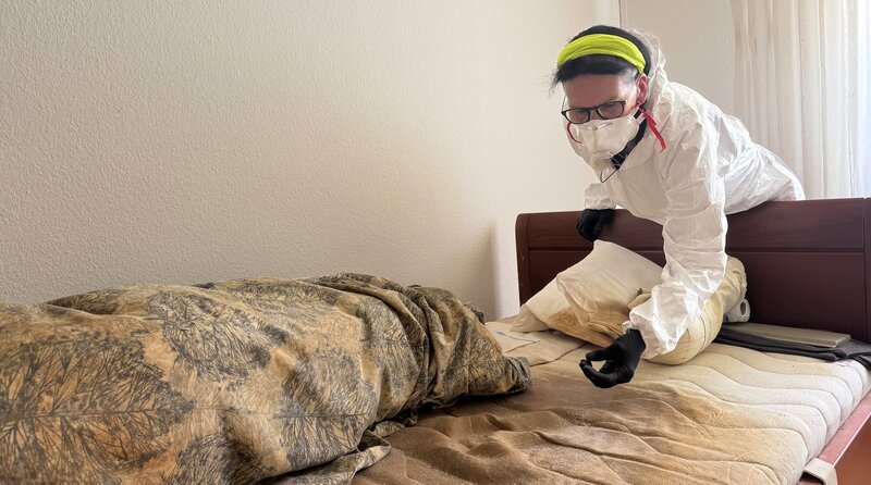 Tatortreinigerin Iris Heike Wolpert - von der Wehd hat einen neuen Einsatz: Der Körper einer verstorbenen Frau blieb über zwei Monate im Hochsommer unentdeckt und sie muss ausgetretene Überreste beseitigen. – Bild: NDR/​Stella Valerie Ulrich