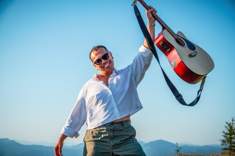 Hobby-Sänger Jason will mit romantischen Songs punkten. – Bild: ORF/​TVfriends