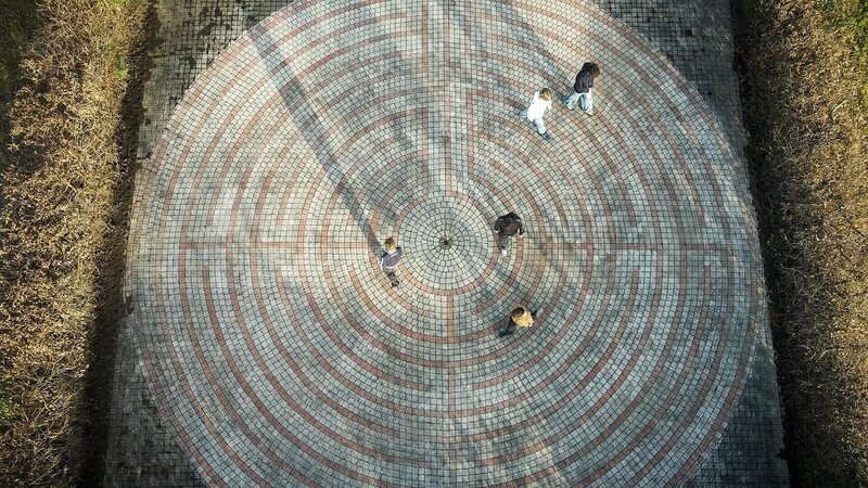 Das Leben ist wie ein Labyrinth, wo die Wege nicht eindeutig sind, aber es ein Ziel gibt. – Bild: ORF/​Metafilm GmbH