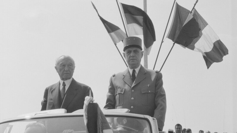 Von Feinden zu Freunden: Bundeskanzler Konrad Adenauer und Frankreichs Präsident Charles de Gaulle nehmen gemeinsam eine Parade ab. – Bild: ZDF