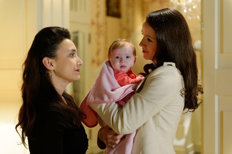 Zwischen Simone (Tatjana Clasing, l.) und Jenny (Kaja Schmidt-Tychsen) entsteht nach langer Zeit mal wieder ein Moment der Nähe. (M. Jamila Sophie Kilic als Baby Annabelle) – Bild: RTL