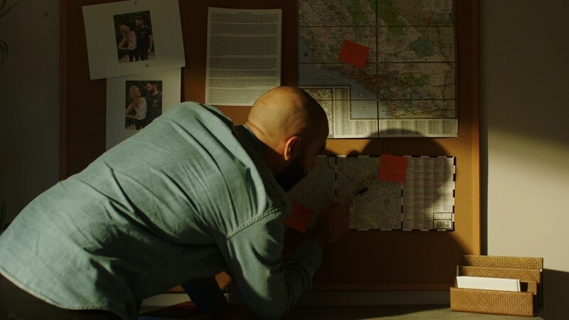 Recreation: Angel pinpointing map in war room – Bild: Warner Bros. Discovery, Inc. or its subsidiaries and affiliates.