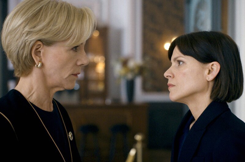 Alexandra Weiss (Veerle Baetens, re.) schlägt Cindy Cohen (Juliet Stevenson, li.) eine Idee für ein Abkommen vor: eine dauerhafte Präsenz der Internationalen Atomenergiebehörde im Iran. – Bild: Les Films Pelléas/​Bande à Part Films/​Gaumont Télévision