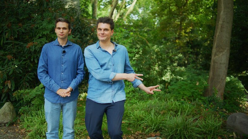 Fabian Köster (l.) und Lutz van der Horst (r.) bei Dreharbeiten zum „heute-show-spezial: „Rauchst Du noch oder dampfst Du schon?“. – Bild: ZDF und Claudio Luciani