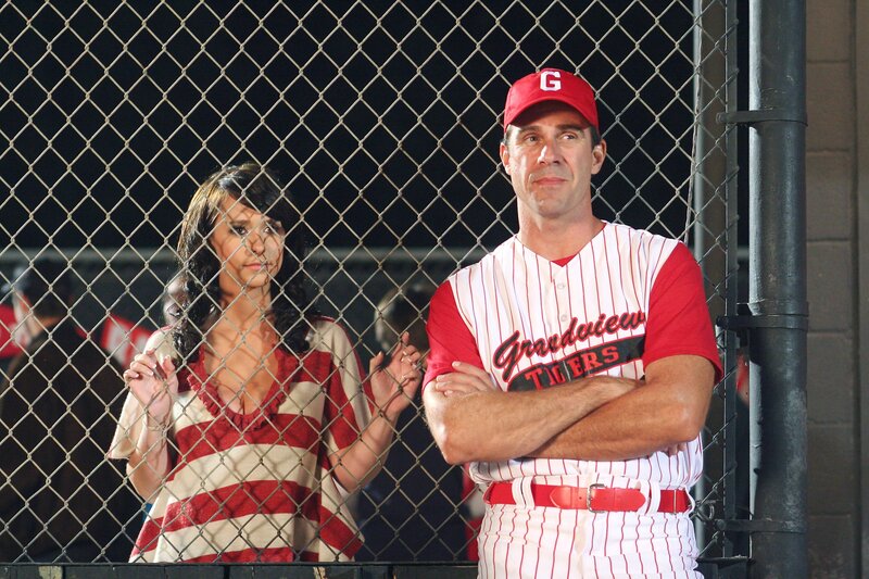 Melinda (Jennifer Love Hewitt, l.) unterhält sich am Spielfeldrand mit dem Trainer John Heath (John Mese, r.) – Bild: TVP