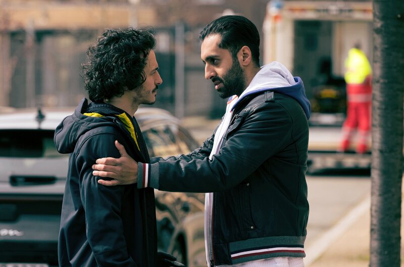 Dr. Ina Schulte (Isabell Gerschke) und Dr. Philipp Brentano (Thomas Koch) haben gerade erfahren, dass Sarah Marquardt und Philipps Frau Arzu mit einer Hochschwangeren im Fahrstuhl stecken geblieben sind. – Bild: MDR/​Saxonia Media/​Rudolf Wernicke