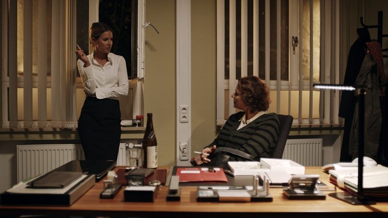 Dr. Julia Kellerman (Lisa Bitter, l.) – Bild: The Amazing Film Company