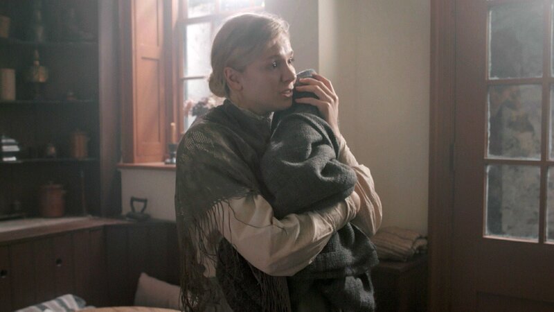 Pflegemutter Amelia Dyer. Die Verwendung des sendungsbezogenen Materials ist nur mit dem Hinweis und Verlinkung auf RTL+ gestattet. – Bild: RTL /​ ZDF/​ Cosmo Hildyard /​ Die gierige Pflegemutter