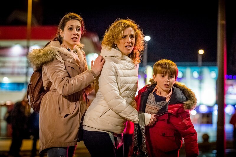 David Blackwell konnte die Entführung seines Sohnes Joe (Max True, r.) erfolgreich abwenden, doch dann wird er von dem Entführer brutal zusammengeschlagen. Seine Kinder Louisa (Harriet Cains, l.) und Joe sowie seine Frau Ali (Nicola Stephenson, M.) müssen das hilflos mit ansehen. – Bild: ZDF/Ben Blackall David Blackwell konnte die Entführung seines Sohnes Joe (Max True, r.) erfolgreich abwenden, doch dann wird er von dem Entführer brutal zusammengeschlagen. Seine Kinder Louisa (Harriet Cains, l.) und Joe sowie seine Frau Ali (Nicola Stephenson, M.) müssen das hilflos mit ansehen. – Bild: ZDF/Ben Blackall