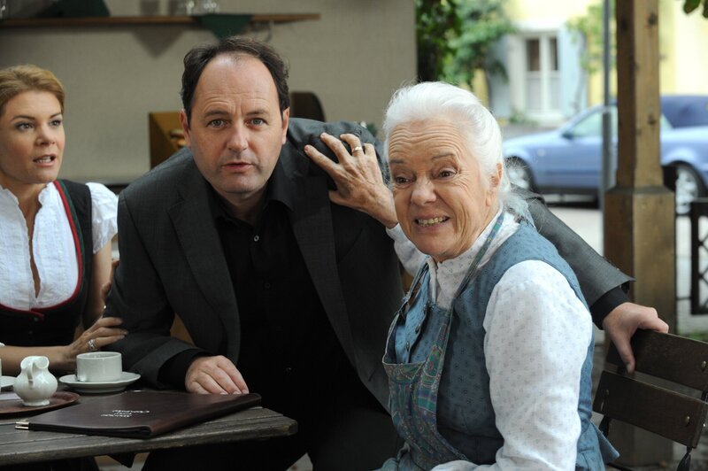 Theres legt sich mit Hubert und Uschi auf die Lauer, um den Dieb zu ertappen. Von links: Uschi Guggenmoser (Silke Popp), Hubert Kirchleitner (Bernhard Ulrich) und Theresa Brunner (Ursula Erber). – Bild: BR/​Marco Orlando Pichler