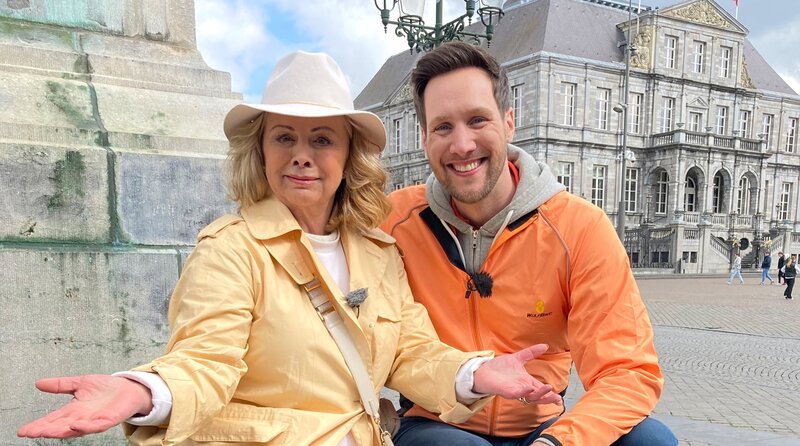 Es ist das Top-Ausflugs- und Urlaubsziel vieler Menschen im Westen: Holland! Moderator Sven Kroll und Marijke Amado (l) erkunden, erklären und erleben Kurioses, Liebenswertes und Leckeres aus den Niederlanden. – Bild: WDR/​We are era