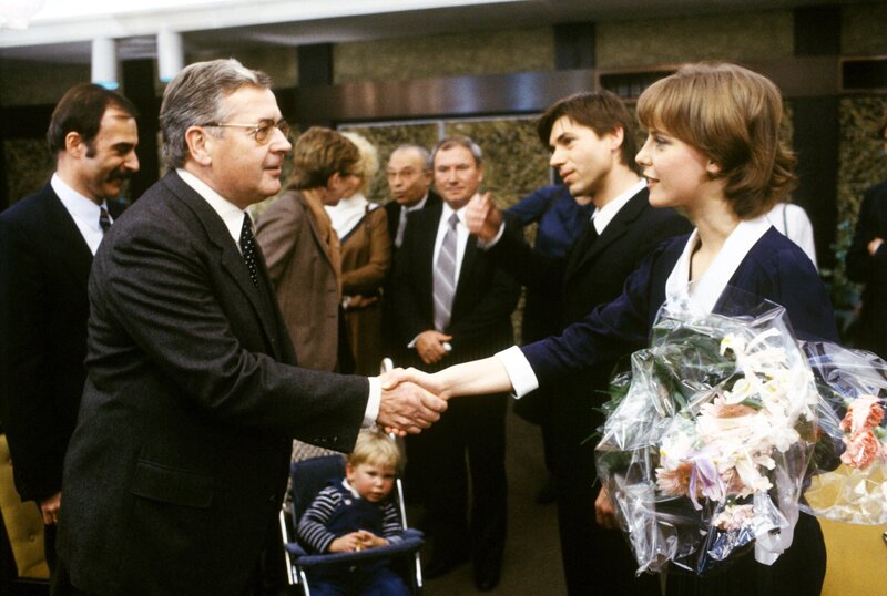 „Der Leihopa“, „An Vaters statt.“ Waldi ist der Sohn eines berühmten Ärzteehepaares. Um vor seinen Klassenkameraden zu bestehen, hat er sich zu einer Mutprobe überreden lassen: Diebstahl im Supermarkt. Dabei wurde er erwischt. Waldemar hat den Auftrag, sich um den Buben zu kümmern. Im Bild (v.li.): Alfred Böhm (Waldemar Herzog), Klaus Haberl (Wolfgang Moser), Angelika Meyer (Renate Moser). – Bild: ORF